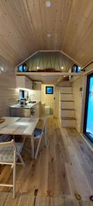 - une cuisine avec une table dans une petite maison dans l'établissement UnwindCabin Sohl, à Bad Laasphe