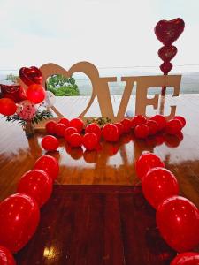 una mesa con un corazón hecho de globos rojos en Vista Ballena, en Uvita 37 fotos más