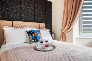 Posteľ alebo postele v izbe v ubytovaní Artistic Villa Luxury