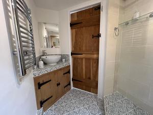 Et badeværelse på Fulmar Cottage + 24 billeder