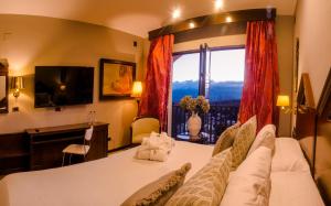 烏貝達的住宿－RL烏韋達城市酒店，客厅设有桌子和大窗户