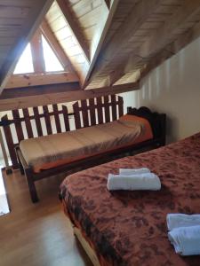 Un dormitorio con dos camas en un ático. en Capriche Departamento Temporario, en Río Gallegos