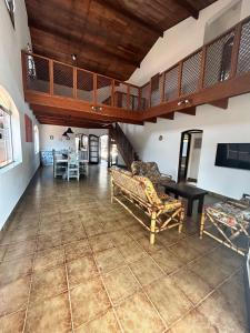ein Wohnzimmer mit einem Sofa und einem Tisch in der Unterkunft Casa com piscina em Barra do Una in São Sebastião
