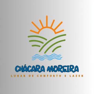 ein Logo für eine Urlaubsgesellschaft mit Sonne und Meer in der Unterkunft Chácara Moreira in Tianguá
