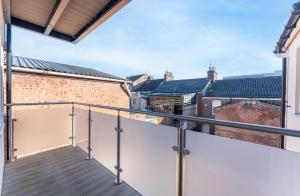 a balcony with a view of the city at Luton flat near town centre for Relocators, Tourists, Families in Luton