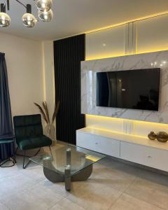 Μια τηλεόραση ή/και κέντρο ψυχαγωγίας στο The Signature Apartments