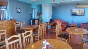 a room with tables and chairs and a couch at Вила Синя Иглика in Kosharitsa