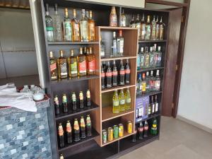 un estante lleno de muchos tipos diferentes de alcohol en Ayllu Piuray en Chincheros