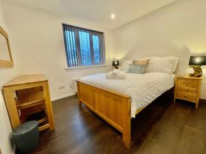 a bedroom with a large bed and a window at Modern Bowness-on-Windermere Flat - Free Parking in Bowness-on-Windermere