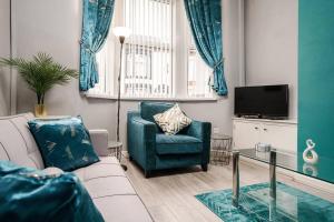 a living room with a couch and a tv at City Links-3Bdrm terraced House-Parking-Antonio st in Liverpool