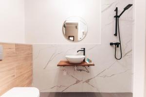 Bilik mandi di Atelier Skalo Boutique Hotel