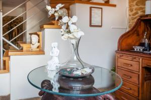 un jarrón de cristal con flores blancas sobre una mesa de cristal en Artistic Villa Luxury, en Atenas