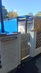 zwei Ziegelwände neben einem Zaun in der Unterkunft The Starfish Cottage in Scottburgh