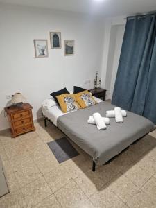 een slaapkamer met een bed met 2 kussens erop bij ALCOY-DENIA in Denia