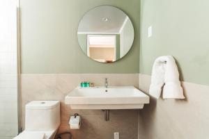 Bilik mandi di Atelier Skalo Boutique Hotel