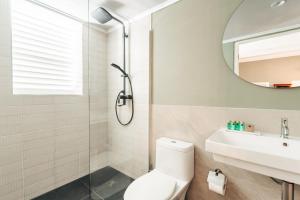Bilik mandi di Atelier Skalo Boutique Hotel