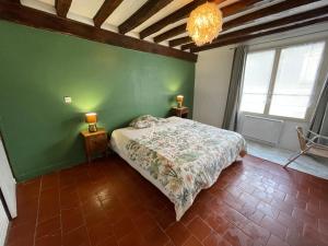 sypialnia z łóżkiem i zieloną ścianą w obiekcie Maison à Chaumont sur Loire w mieście Chaumont-sur-Loire