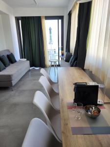 uma sala de estar com uma mesa e cadeiras brancas em Ionian Sea Villas em Paleros