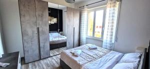 Un dormitorio con una cama y un espejo grande. en Il centro di Ostia (apartment), en Lido di Ostia
