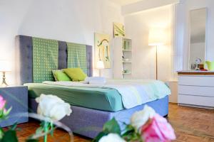 1 dormitorio con 1 cama y flores en una habitación en Apartment am Bergpark, en Kassel