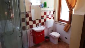 カーポ・ドルランドにあるB&B Le Terrazzeのバスルーム(トイレ、洗面台、シャワー付)