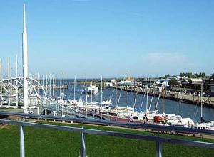 ベンサージールにあるResidenz am Hafenの船と橋のマリーナ