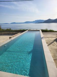 een zwembad met uitzicht op het water bij Ionian Sea Villas in Paleros