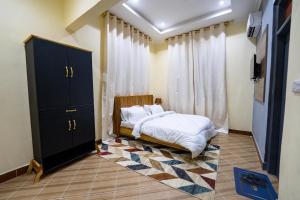 Cama ou camas em um quarto em The Legends Lodge & Apartments