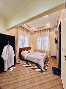 1 dormitorio con cama y ventana grande en The Legends Lodge & Apartments, en Morogoro