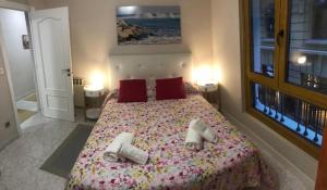 a bedroom with a bed with towels on it at Apartamento en el mismo corazón del Casco Viejo in Bilbao