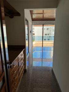a hallway with a view of a swimming pool at Belíssima Cobertura em IRIRI 4 andar inteiro do Prédio 2 Varanda in Anchieta