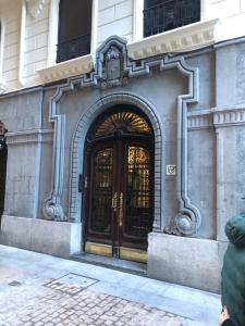 un edificio con una gran puerta y una ventana en Apartamento en el mismo corazón del Casco Viejo, en Bilbao