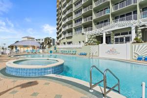 une grande piscine en face d'un bâtiment dans l'établissement Boardwalk Beach Resort by Panhandle Getaways, à Panama City Beach