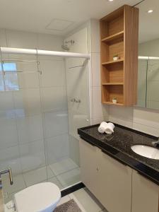 ポルト・デ・ガリーニャスにあるMakia Beach Muro Alto-Flat 02 Mahina Térreo Frente Piscinaのシャワー、トイレ、洗面台を備えたバスルーム