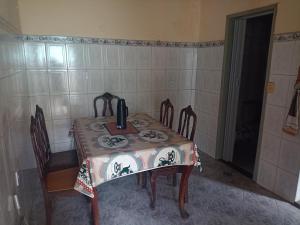 ein Tisch mit Stühlen und ein Tischtuch darauf in der Unterkunft Família Souza in Cabo Frio