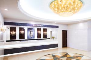 東京にあるホテルベルクラシック東京の大きなシャンデリアとホテルのある大きなロビー