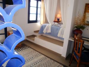 - une chambre avec un lit et un bureau dans l'établissement Big Blue Apartments, à Myrtos