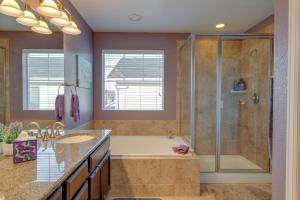 アルヴァダにある15 Mi to CU Boulder Arvada Home with Deck and Yard!の浴槽、洗面台、シャワーを備えたバスルーム +28枚の写真