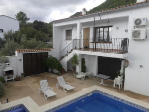 eine Villa mit einem Pool und einem Haus in der Unterkunft Casa Rural Aya I in Linares de la Sierra