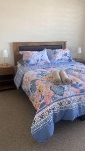 a bedroom with a bed with two pillows on it at Precioso departamento amueblado 2 habitaciones + 2 baños in Los Ángeles