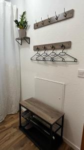 een tafel in een kamer met een plank aan de muur bij Ferienwohnung Talblick in Bad Lauterberg