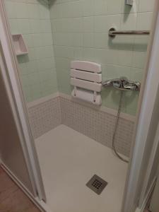y baño pequeño con ducha y lavamanos. en Casa MaySa, en Cacabelos