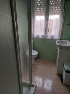 ein Bad mit einem WC und einem Waschbecken in der Unterkunft Casa MaySa in Cacabelos