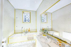 a bathroom with a tub and a sink and a mirror at Appartement privé dans une grande maison d'hote in La Marsa +21 photos