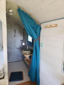 ห้องน้ำของ La roulotte tiny house du Mond'idéal