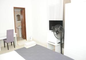 sala de estar con ventilador y mesa en Résidence Doux, en Dakar