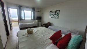 Zimmer mit einem Bett und einem Wohnzimmer mit Aussicht in der Unterkunft IMPERIAL AREMBEPE BEACH in Arembepe