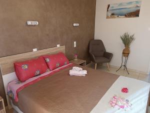 1 dormitorio con 1 cama con 2 toallas y 1 silla en G.S. Studio 1 en Mastichari