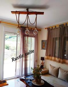uma sala de estar com um sofá e uma grande janela em Iris Deluxe 4 em Kavala
