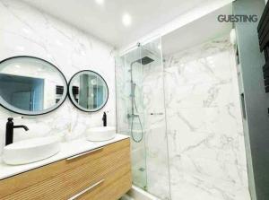 uma casa de banho com 2 lavatórios e um chuveiro em Top Apartment Île St-Denis aux Portes de Paris em Saint-Ouen